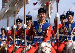 Вершники, одягнені у військовий одяг з прапорами часів Чінгісхана, їдуть на білих конях, святкуючи завоювання Китаю Монголією. Фото: Stephen Shaver/AFP/Getty Images