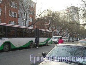 Автобус, в який були поміщені арештовані апелянти. Фото: Велика Епоха