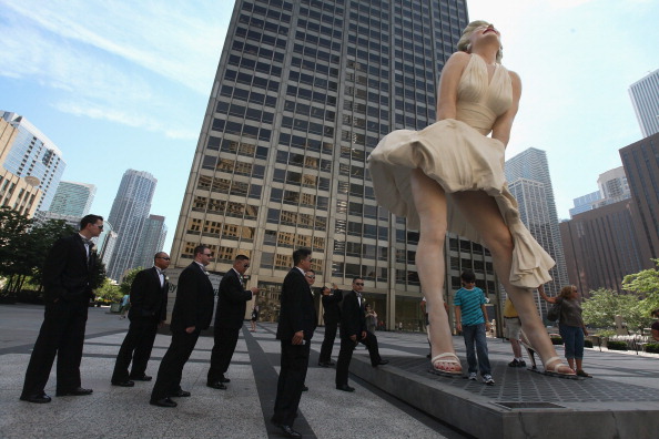 Скульптура Сьюарда Джонсона «Мерилін назавжди», 15 липня 2011 року. Чикаго, штат Іллінойс. Скульптура підноситься на 26 футів у висоту і важить 34 000 фунтів. Буде виставлена в Чикаго до весни 2012 року. Фото: Scott Olson / Getty Images