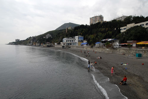 Пляж в Алуште. В начале октября температура черного моря возле побережья Алушты достигала 18 градусов. Отдыхающие заходили в море преимущественно после обеда. Фото: Владимир Бородин/Великая Эпоха.