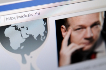 Сайт WikiLeaks обнародовал более 250 тысяч секретных документов американских дипломатов. Фото: FABRICE COFFRINI/AFP/Getty Images
