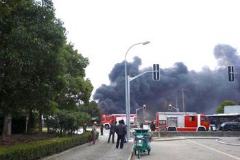 У шанхайському аеропорту гасять літак і склад, що загорілися. 28 листопада 2009 р. Фото з epochtimes.com