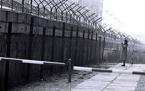 Берлінська Стіна в 1962-му була довгою, високою і суворою. Позаду було широке мінне поле - смуга смерті. Фото: Getty Images