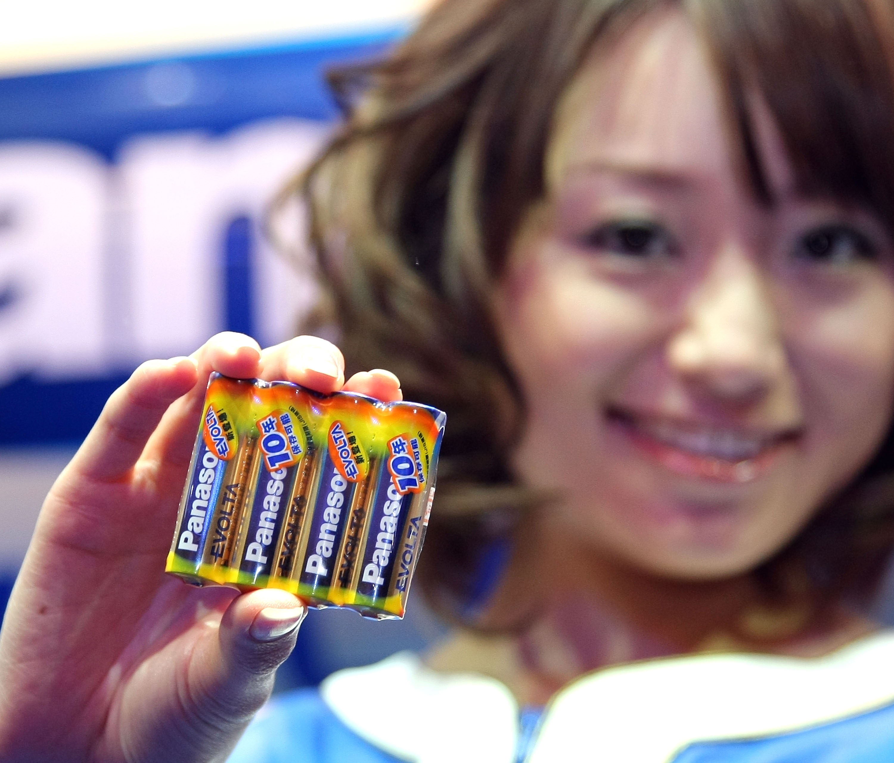 Чому не можна викидати батарейки. Фото: Koichi Kamoshida / Getty Images