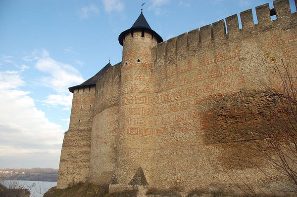 Замки Украины: Мокрое пятно на западной стене Хотинского замка. Ученые всё ещё не разгадали тайну его возникновения