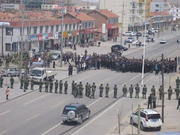 23 мая сотни пастухов протестовали возле правительственного здания в Западной Уцзимсинь и были разогнаны полицией. Фото: Информационный центр по правам человека Южной Монголии.