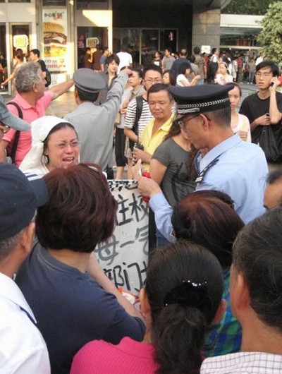 Протест через безвиходь на вулиці Шанхая. Фото з epochtimes.com 
