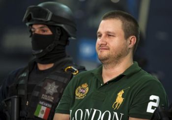 Піймання БАРБІ (LA BARBIE): Едвард Вальдес Вільярреаль - наркобарон на прізвисько «Барбі», пов'язаний з великим наркокартелем Бельтраном Лейва (Beltran Leyva), був представлен пресі в приміщенні федеральної поліції в Мексиці, 31 серпня 2010 р. Фото: Alfre