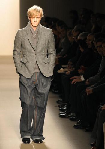 Колекція чоловічого одягу на показі мод у Будинку моди Джанні Версаче в Мілані. Фото: GIUSEPPE CACACE/AFP/Getty Images 