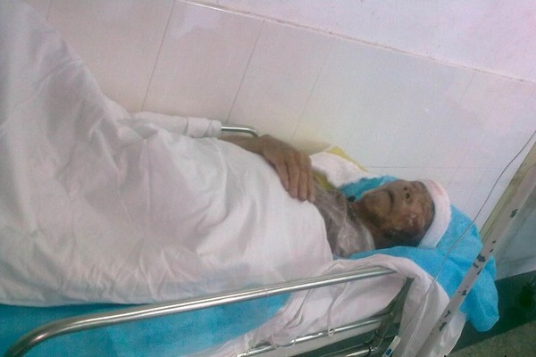 Побитий поліцейськими 85-річний селянин лежить у лікарні. Фото надане селянами 