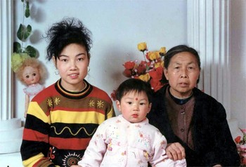 Автор книги «Стойкая трава на резком ветру» Чжун Фанчун, которую за практику Фалуньгун приговорили к 7 годам тюрьмы, со своей матерью и сыном. Фото: The Epoch Times
