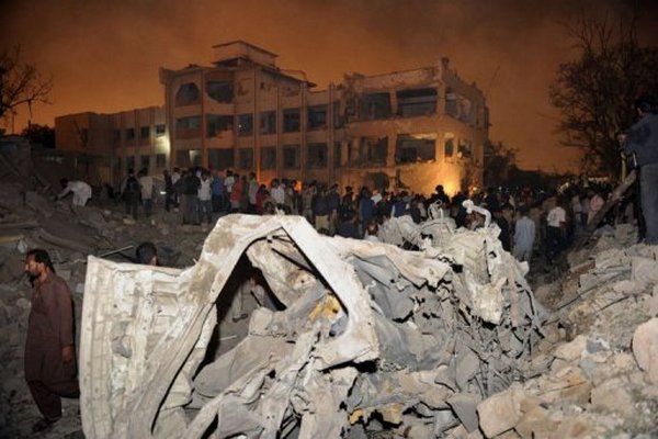 Мощным взрывом бомбы полностью разрушено здание криминальной полиции в Карачи, Пакистане. Фото: Agence France-Presse