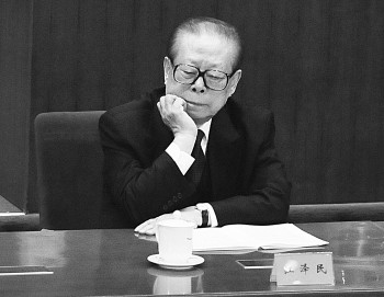 Колишній лідер китайської компартії Цзян Цземінь, який почав політику геноциду проти послідовників Фалуньгун у Китаї. Фото: Minoru Iwasaki-Pool/Getty Images