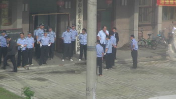 Вокруг здания суда стоит полицейское оцепление. 1 июня 2009 год. Районный суд города Ичунь провинции Хэйлунцзян