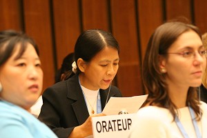 Нг Чіе Нуаї, послідовниця Фалуньгун з Сінгапуру, зачитує своє звернення на засіданні другої сесії Ради ООН з прав людини, що відбулася 20 вересня 2006 року. У своїй заяві вона подякувала спеціальному доповідачеві ООН і Раді від імені китайських послідовни