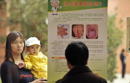 На улицах Пекина висят информационные стенды с информацией о болезни HFMD. Фото: PETER PARKS/AFP/Getty Images