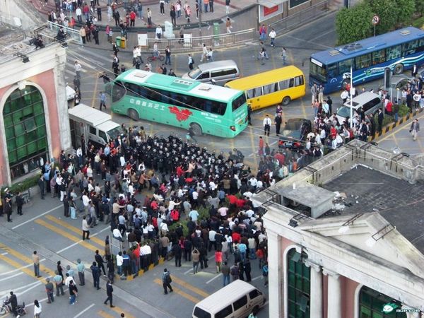 Более ста полицейских разогнали акцию протеста в г.Шеньчжень провинции Гуандун. 12 ноября. Фото с epochtimes.com 