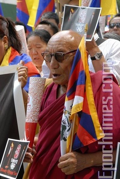 17 червня. Нью-Йорк. Акція протесту проти жорстокого придушення тибетців китайською компартією, а також проти проведення в Тибеті Естафети олімпійського вогню. Фото: Дай Бін/Тhe Epoch Times 