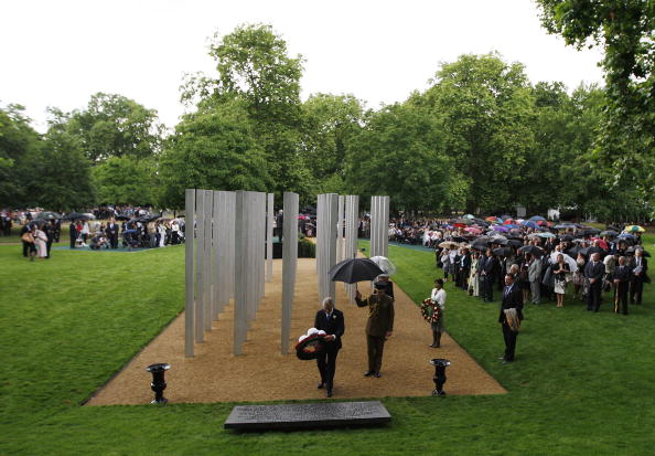 Друзі та родичі загиблих серед колон меморіалу жертвам терористичних атак у Лондоні в 2005 році, Гайд-парк, Лондон, 7 липня 2009 р.