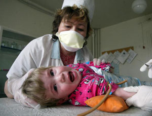 Україна. Дитина заражена ВІЛ кричить у той час, коли медсестри роблять їй ін'єкцію. Фото: KHUDOTEPLY/AFP/Getty Images