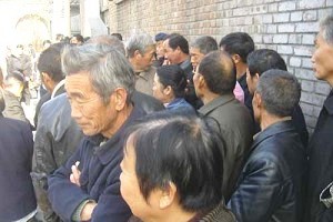 Народные учителя провинции Хэнань за дверями государственного отдела по приёму апелляций граждан. Фото: «Шенмин куанча»