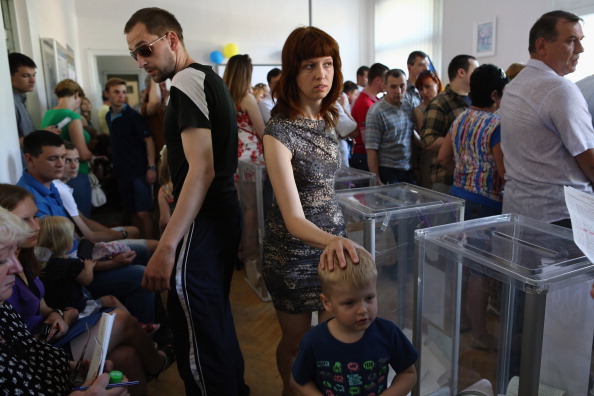 Люди чекають у черзі, щоб віддати свій голос на виборчій дільниці, Київ, 25 травня 2014 року. Фото: Dan Kitwood/Getty Images