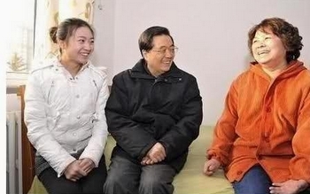 После запечатлённого на фото проявления «беспокойства о жизни народа» китайского лидера прозвали Ху Чичи – Ху Лжец. Фото с epochtimes.com