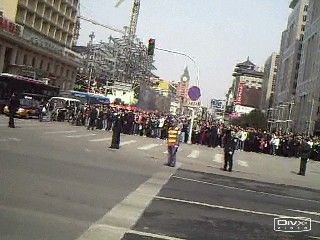 Зона строгого контролю допуску на площу Тяньаньмень починалася в радіусі 2 км від церемонії. Фото з boxun.com