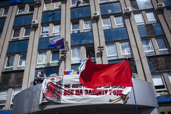 Захоплена будівля СБУ в Луганську 18 квітня 2014 р. Фото: DIMITAR DILKOFF/AFP/Getty Images
