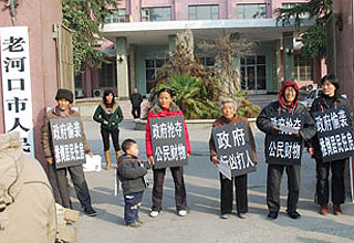Ли со своей семьёй одели на себя таблички, на которых выразили свой протест насилию. Фото предоставлено сайтом «Миншенькуанча»