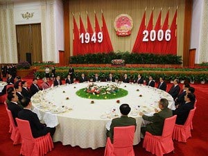 Китайські керівники на прийомі на честь 57-ї річниці Китайської Народної Республіки у ”Великому народному залі” у Пекіні 30 вересня 2006 року. Вень Цзябао завірив, що правляча комуністична партія боротиметься проти корупції та вестиме відкриту економічну