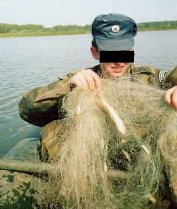 Ради быстрой наживы они применяют разнообразные запрещенные средства лова. Фото: sopkgu.narod.ru