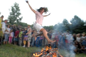 Один з купальських звичаїв — стрибки через багаття. Фото: Володимир Бородін/The Epoch Times