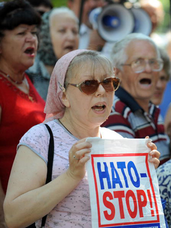 «НАТО — нет!». Фото: SERGEI SUPINSKY/AFP/Getty Images