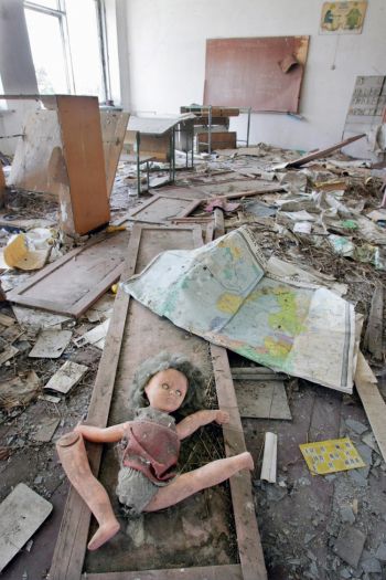 Школьный кабинет в Припяти, спустя 20 лет после ухода населения. Когда-то привлекательный город Припять, рядом с взорвавшимся чернобыльским ядерным реактором, теперь зарастает сорняками. (VIKTOR DRACHEV/AFP/Getty Images)