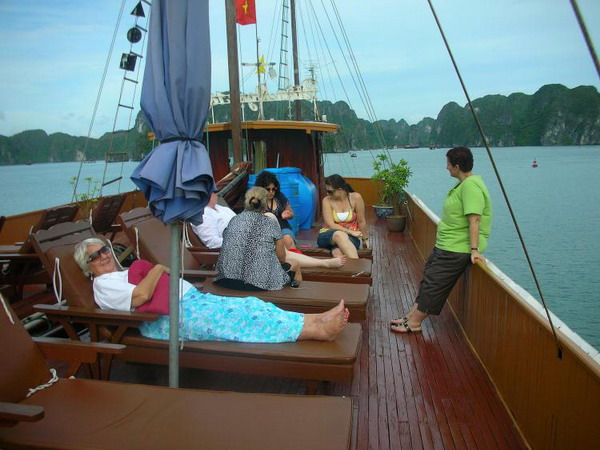 Відпочинок на палубі: учасники туристичної групи відпочивають на кораблі в бухті Халонг. Фото з сайту theepochtimes.ком