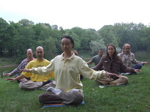 Практикующие по Фалунь Дафа делают упражнения. Фото: falundafa.org