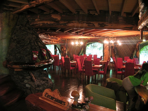Чарівний гірський будиночок — незвичайний готель, що розташувався в кратері вулкана. Фото: Ben Bowes/flickr.com