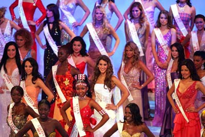 Генеральна репетиція фіналу конкурсу краси Міс Світу – 2005 у театрі Корона Краси в місті Саньйо на остові Хенань. Фото: Getty Images.