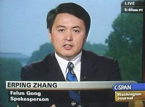 Спікер Фалуньгун пан Ерпін Чжан в прямому ефірі телекомпанії C-Span. Фото: Велика Епоха