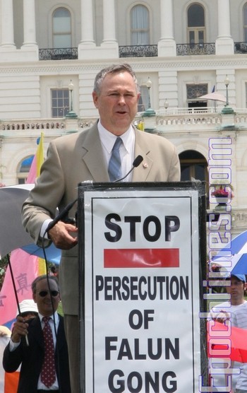 Член Конгресса США Дана Рорабахер выступает на митинге в защиту последователей Фалуньгун. Фото The Epoch Times