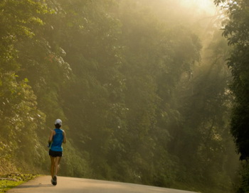 Регулярні вправи або біг підтюпцем протягом 30 хвилин на день допоможуть повернути здоровий вигляд та усунути жирові відкладення. Фото: Lawrence Wee / Getty Images