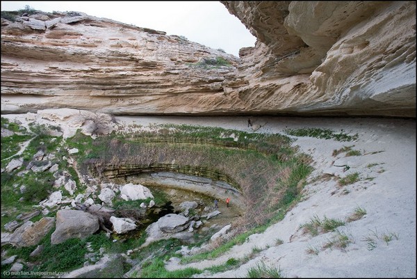 Грот на Мангишлаку. Краплі води виступають зі скель і, як сльози, падають униз. Фото: nub1an.livejournal.com