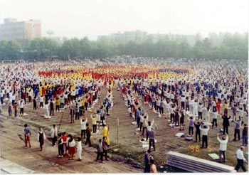 1 мая 1996г. практикующие Фалунь Дафа собрались для коллективного выполнения упражнений.