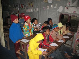Дети в библиотеке INFO Непал в Джанкаули, Читван. Фото: Даррелла Халима