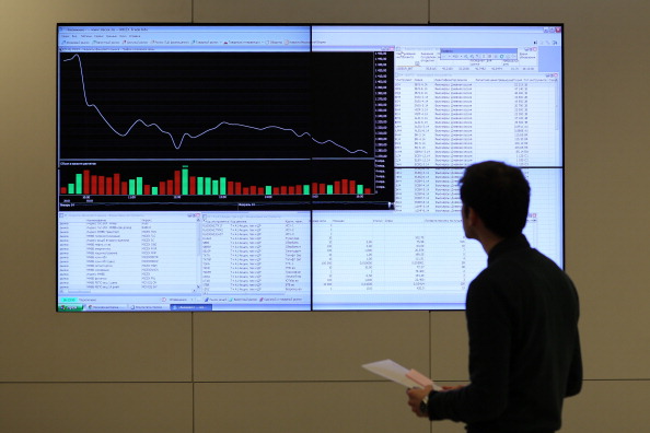 Співробітник Московської біржі дивиться на графік індексу ММВБ-РТС, що показує падіння цін на акції, 3 березня 2014 року. Фото: Andrey Rudakov / Bloomberg via Getty Images