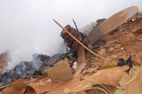 Вид на обломки военно-транспортного самолета в результате крушения на юге Марокко 26 июля 2011 года. Военно-транспортный самолет врезался в гору, в плохую погоду на юге Марокко сегодня. Погибли все 80 человек, находящиеся на борту самолета. Фото: Getty Im