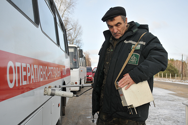 Дозиметричний контроль при виїзді із зони відчуження на КПП Дитятко. Фото: Володимир Бородін/The Epoch Times