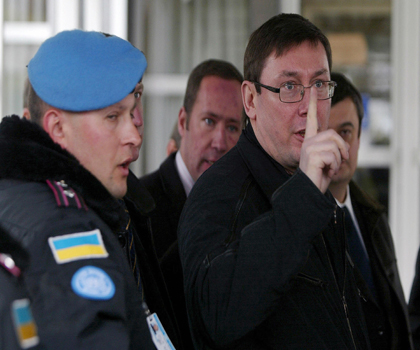 Міністр внутрішніх справ Юрій Луценко під час відвідування шпиталю ООН в Приштині, 19 березня 2008 р. Фото: Armend Nimani/AFP/Getty Images