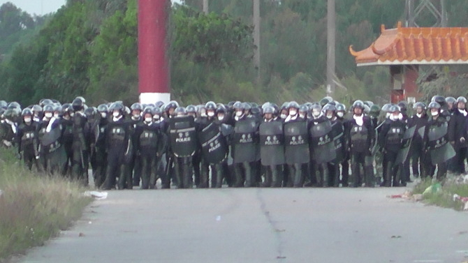 Более 1000 вооруженных полицейских 11 декабря вошли в деревню Укан провинции Гуандун. Милиция применила оружие и слезоточивый газ. Фото предоставили жители села Укан
